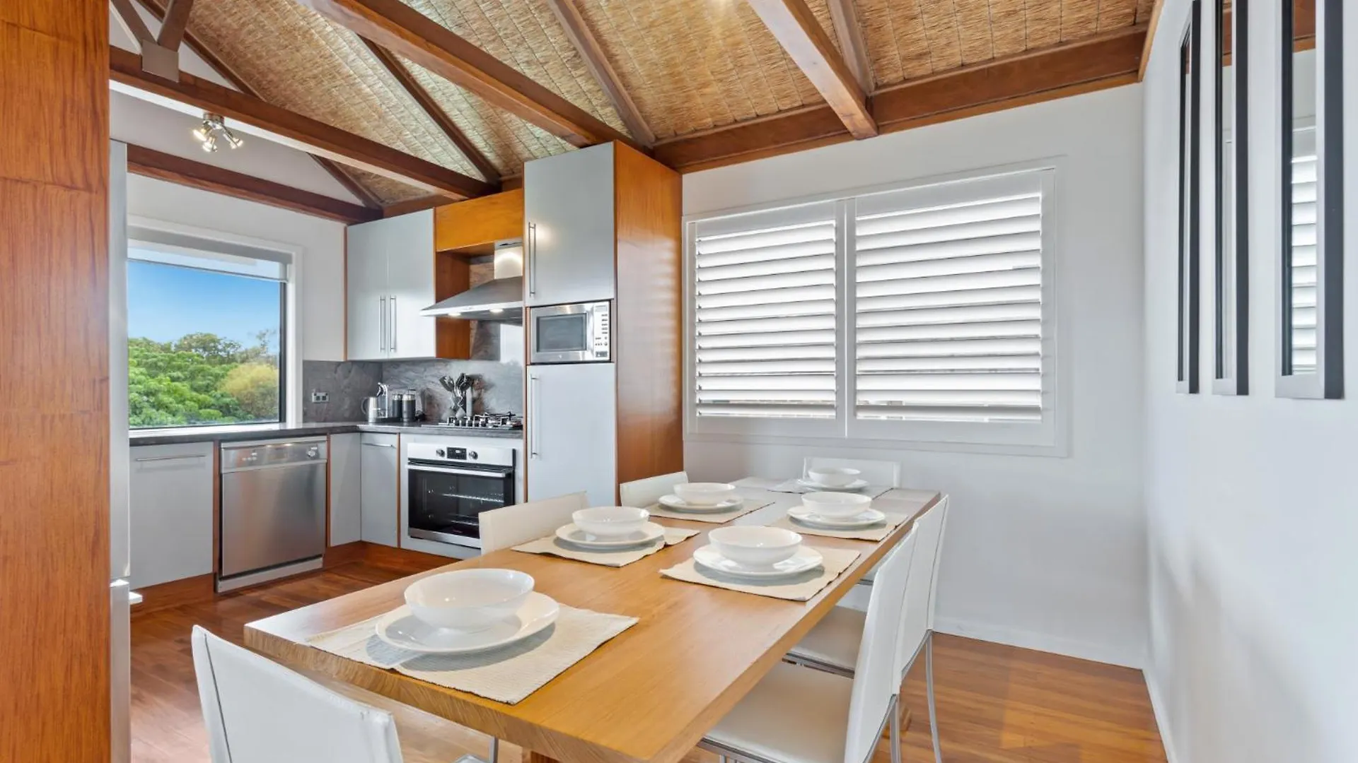 Beachfront 3-Bed With Private Pool & Fireplace Parrearra