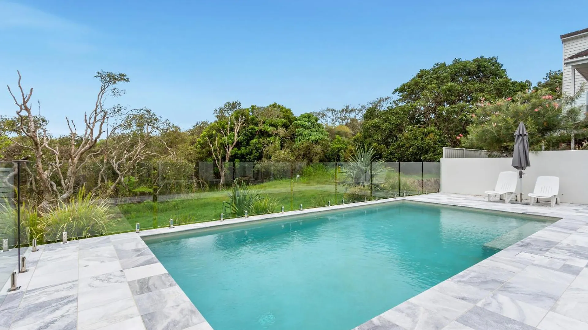 Feriehus Beachfront 3-Bed With Private Pool & Fireplace Parrearra